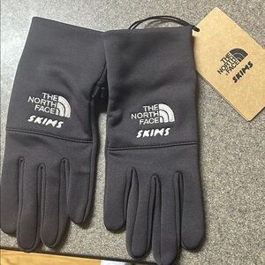The North Face x Skims Phoenix Gloves Medium NWT 2025 collab